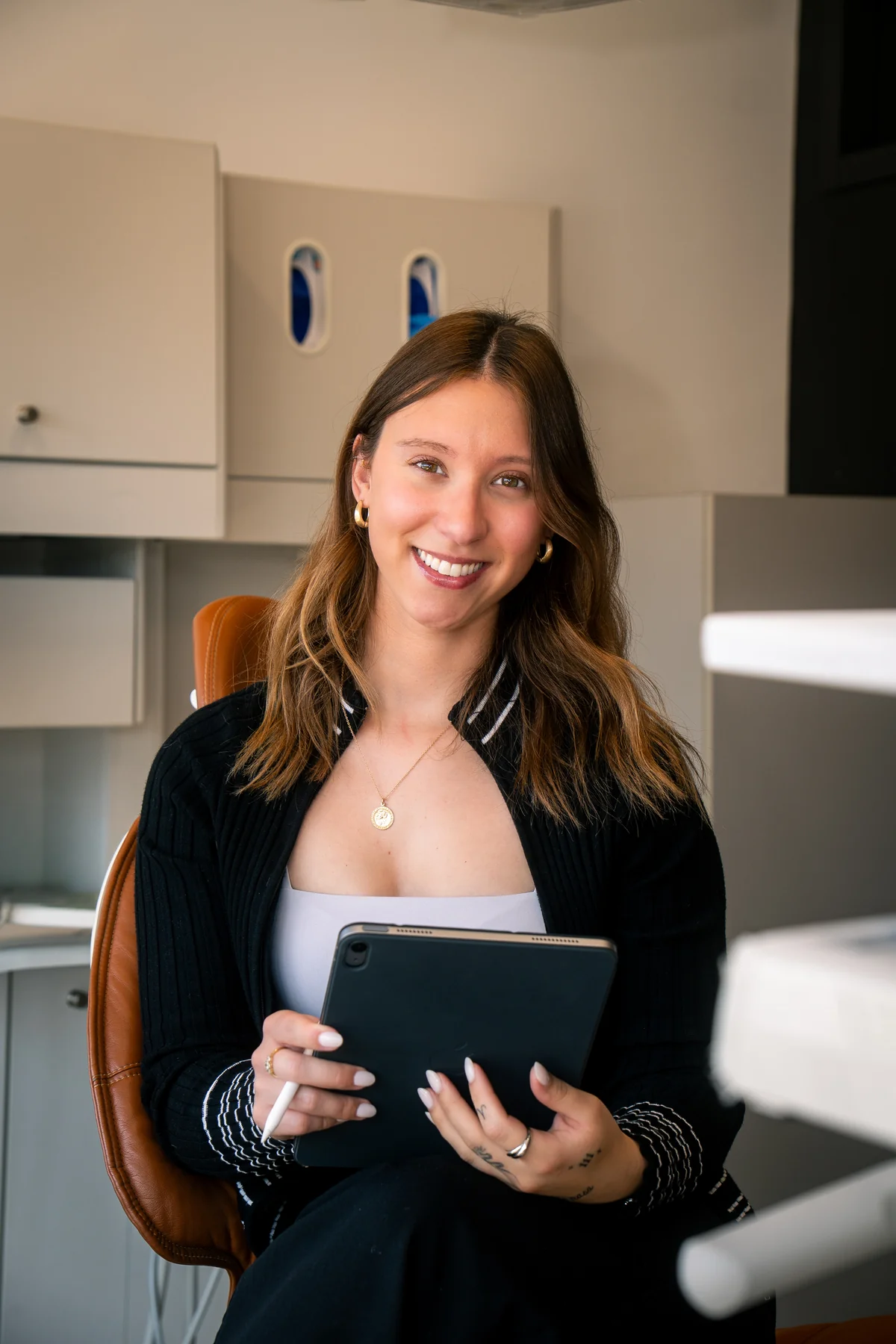 Amélie Perron avec sa tablette