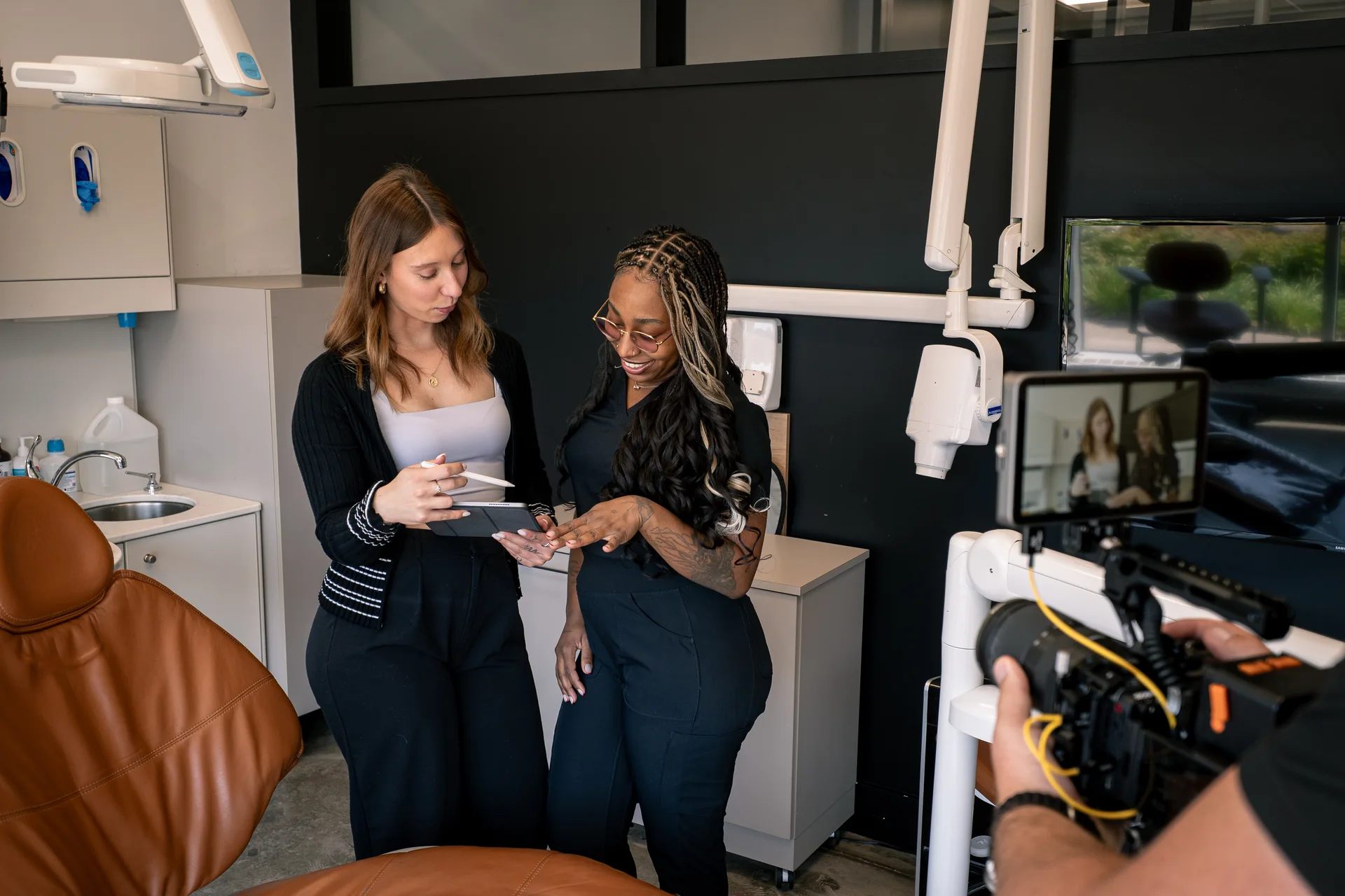 Amélie accompagne une professionnelle pendant un tournage en clinique